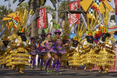 Arica, Chile - 24 Ocak 2016: Con Morenada dansçılar yıllık Carnaval Andino gerçekleştirme geleneksel and kostüm la Fuerza del Sol Arica, Chile.