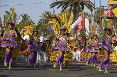 Arica, Chile - 24 Ocak 2016: Con Morenada dansçılar yıllık Carnaval Andino gerçekleştirme geleneksel and kostüm la Fuerza del Sol Arica, Chile.