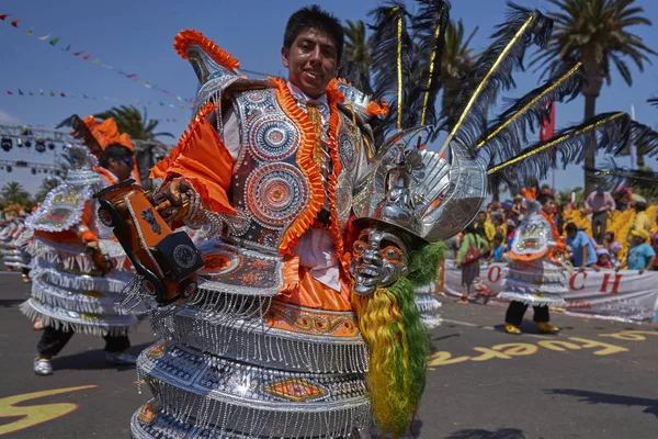 Arica, Chile - 24 Ocak 2016: Con Morenada dansçılar yıllık Carnaval Andino gerçekleştirme geleneksel and kostüm la Fuerza del Sol Arica, Chile.