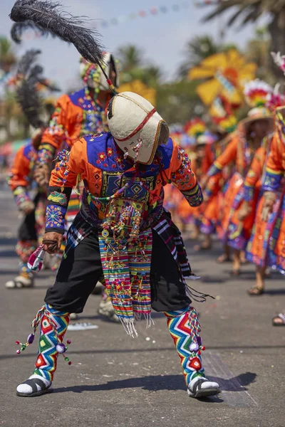Arica, Şili - 24 Ocak 2016: Renkli kostümlü Tinkus dans grubu, Şili'nin Arica kentinde ki Carnaval Andino con la Fuerza del Sol'un bir parçası olarak geleneksel bir ritüel dansı yapıyor.