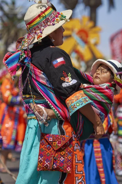 Arica, Şili - 24 Ocak 2016: Renkli kostümlü Tinkus dans grubu, Şili'nin Arica kentinde ki Carnaval Andino con la Fuerza del Sol'un bir parçası olarak geleneksel bir ritüel dansı yapıyor.