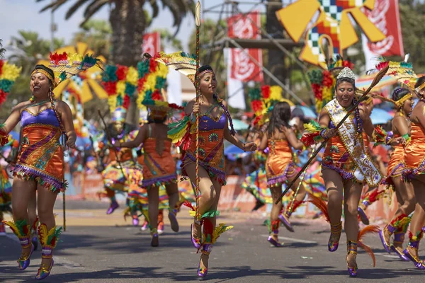 Arica, Chile - 24 Ocak 2016: Tobas dans grubu yıllık Carnaval Andino con la Fuerza del Sol Arica, Şili'de sahne geleneksel and kostümleri.