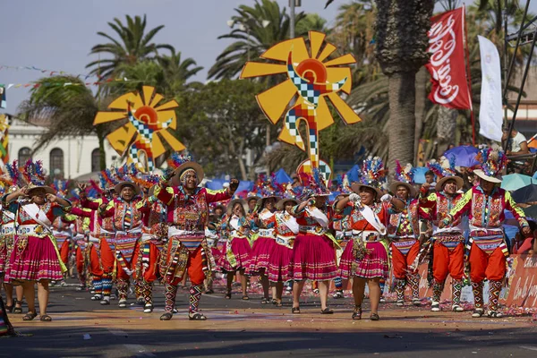 Arica Chile Janeiro 2016 Grupo Dança Tinkus Trajes Coloridos Realizando — Fotografia de Stock