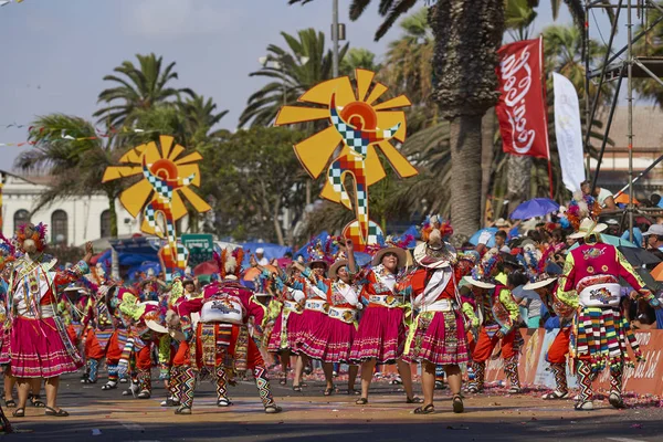 智利阿里卡 2016年1月24日 Tinkus舞蹈团身着五颜六色的服装 在智利阿里卡的卡纳瓦尔 安蒂诺 安蒂诺 索尔索尔 Carnaval Andino Andino — 图库照片