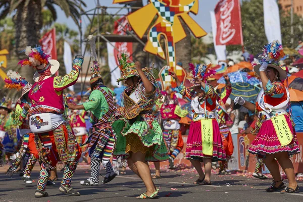Arica Chile Januari 2016 Tinkus Dancing Group Färgglada Kostymer Utför — Stockfoto