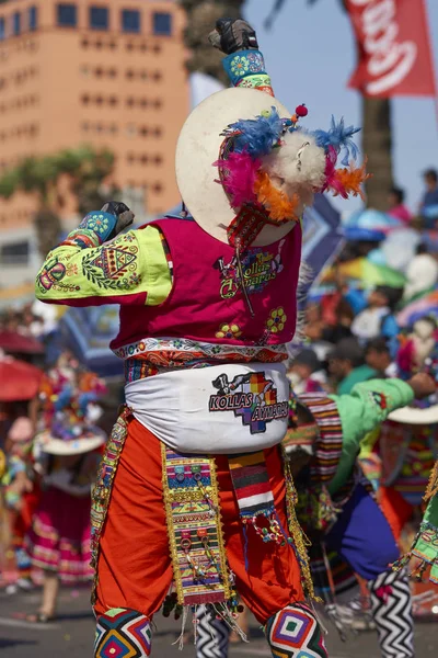 Arica, Şili - 24 Ocak 2016: Renkli kostümlü Tinkus dans grubu, Şili'nin Arica kentinde ki Carnaval Andino con la Fuerza del Sol'un bir parçası olarak geleneksel bir ritüel dansı yapıyor.