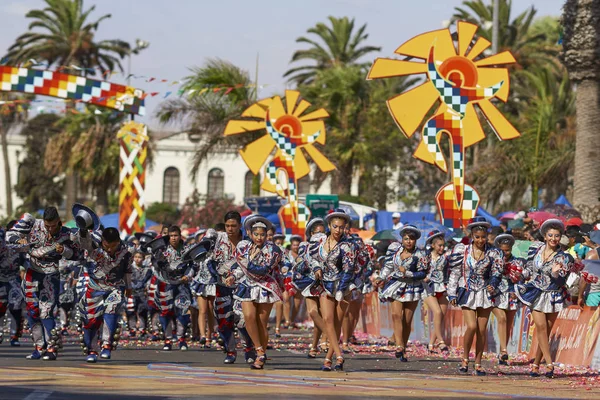 Arica, Chile - 24 Ocak 2016: Caporales dans grubu yıllık Carnaval Andino con la Fuerza del Sol Arica, Şili'de sahne süslü kostümleri.