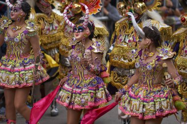 ORURO, BOLIVIA - 25 Şubat 2017: Süslü kostümlü Diablada dansçıları, Bolivya 'nın Altiplano şehrinde her yıl düzenlenen karnaval sırasında Oruro madencilik şehrinde geçit töreni yapıyorlar..