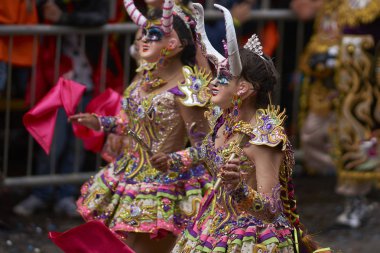 ORURO, BOLIVIA - 25 Şubat 2017: Süslü kostümlü Diablada dansçıları, Bolivya 'nın Altiplano şehrinde her yıl düzenlenen karnaval sırasında Oruro madencilik şehrinde geçit töreni yapıyorlar..
