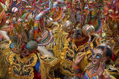 ORURO, BOLIVIA - 25 Şubat 2017: Süslü kostümlü Diablada dansçıları, Bolivya 'nın Altiplano şehrinde her yıl düzenlenen karnaval sırasında Oruro madencilik şehrinde geçit töreni yapıyorlar..