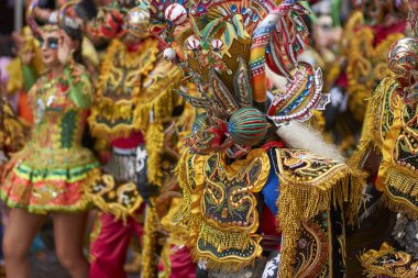 ORURO, BOLIVIA - 25 Şubat 2017: Süslü kostümlü Diablada dansçıları, Bolivya 'nın Altiplano şehrinde her yıl düzenlenen karnaval sırasında Oruro madencilik şehrinde geçit töreni yapıyorlar..