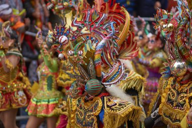 ORURO, BOLIVIA - 25 Şubat 2017: Süslü kostümlü Diablada dansçıları, Bolivya 'nın Altiplano şehrinde her yıl düzenlenen karnaval sırasında Oruro madencilik şehrinde geçit töreni yapıyorlar..