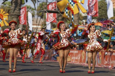 Arica, Chile - 24 Ocak 2016: Süslü kostümleri yıllık Carnaval Andino performans Caporales dansçılar con la Fuerza del Sol Arica, Chile.