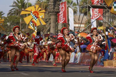 Arica, Chile - 24 Ocak 2016: Süslü kostümleri yıllık Carnaval Andino performans Caporales dansçılar con la Fuerza del Sol Arica, Chile.