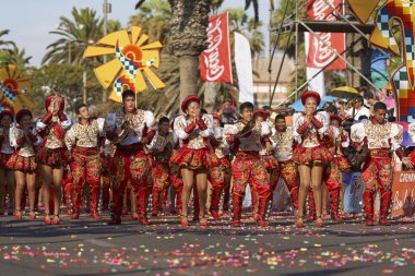 Arica, Chile - 24 Ocak 2016: Süslü kostümleri yıllık Carnaval Andino performans Caporales dansçılar con la Fuerza del Sol Arica, Chile.