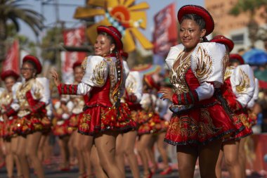 Arica, Chile - 24 Ocak 2016: Süslü kostümleri yıllık Carnaval Andino performans Caporales dansçılar con la Fuerza del Sol Arica, Chile.