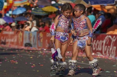Arica, Chile - 24 Ocak 2016: Genç kız yıllık Carnaval Andino gerçekleştirme geleneksel and kostümleri dansçılar Tobas la Fuerza del Sol Arica, Şili con gibi giyinmiş.