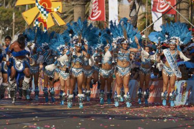 Arica, Chile - 24 Ocak 2016: Con Tobas dansçılar yıllık Carnaval Andino gerçekleştirme geleneksel and kostüm la Fuerza del Sol Arica, Chile.