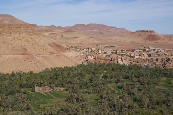 Traditionell Berber Byn Och Odlade Fält Längs Floddal Vid Foten — Stockfoto