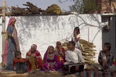 Jaipur, Rajasthan, Hindistan - 9 Mart 2009: Renkli kostümleri Jaipur, Rajasthan, Hindistan ev onların toplumda geleneksel dans dışında performans kabile dansçılar.