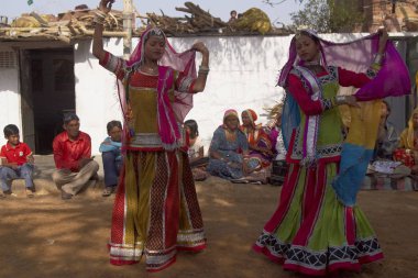 Jaipur, Rajasthan, Hindistan - 9 Mart 2009: Renkli kostümleri Jaipur, Rajasthan, Hindistan ev onların toplumda geleneksel dans dışında performans kabile dansçılar.