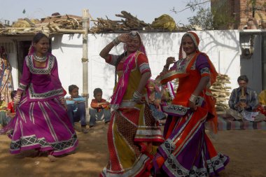 Jaipur, Rajasthan, Hindistan - 9 Mart 2009: Renkli kostümleri Jaipur, Rajasthan, Hindistan ev onların toplumda geleneksel dans dışında performans kabile dansçılar.