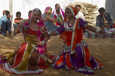 Jaipur, Rajasthan, Hindistan - 9 Mart 2009: Renkli kostümleri Jaipur, Rajasthan, Hindistan ev onların toplumda geleneksel dans dışında performans kabile dansçılar.