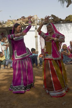 Jaipur, Rajasthan, Hindistan - 9 Mart 2009: Renkli kostümleri Jaipur, Rajasthan, Hindistan ev onların toplumda geleneksel dans dışında performans kabile dansçılar.