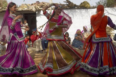 Jaipur, Rajasthan, Hindistan - 9 Mart 2009: Renkli kostümleri Jaipur, Rajasthan, Hindistan ev onların toplumda geleneksel dans dışında performans kabile dansçılar.