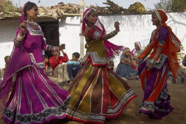 Jaipur, Rajasthan, Hindistan - 9 Mart 2009: Renkli kostümleri Jaipur, Rajasthan, Hindistan ev onların toplumda geleneksel dans dışında performans kabile dansçılar.