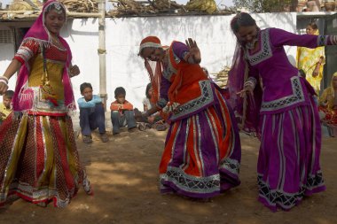 Jaipur, Rajasthan, Hindistan - 9 Mart 2009: Renkli kostümleri Jaipur, Rajasthan, Hindistan ev onların toplumda geleneksel dans dışında performans kabile dansçılar.