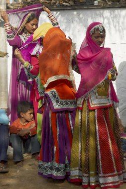 Jaipur, Rajasthan, Hindistan - 9 Mart 2009: Renkli kostümleri Jaipur, Rajasthan, Hindistan ev onların toplumda geleneksel dans dışında performans kabile dansçılar.
