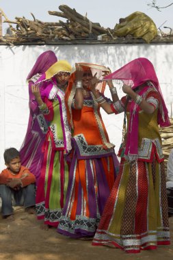 Jaipur, Rajasthan, Hindistan - 9 Mart 2009: Renkli kostümleri Jaipur, Rajasthan, Hindistan ev onların toplumda geleneksel dans dışında performans kabile dansçılar.