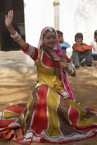 Jaipur Rajasthan Inde Mars 2009 Danseurs Tribaux Costumes Colorés Exécutant — Photo