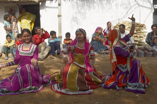 Jaipur Rajasthan India Maart 2009 Tribal Dansers Kleurrijke Kostuums Uitvoeren — Stockfoto