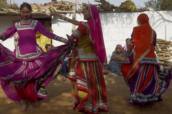Jaipur Rajasthan India Marzo 2009 Ballerini Tribali Costumi Colorati Che — Foto Stock