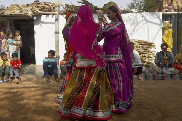 印度拉贾斯坦邦斋浦尔 2009年3月9日 部落舞者身着五颜六色的服装 在印度拉贾斯坦邦斋浦尔的家乡社区外表演传统舞蹈 — 图库照片