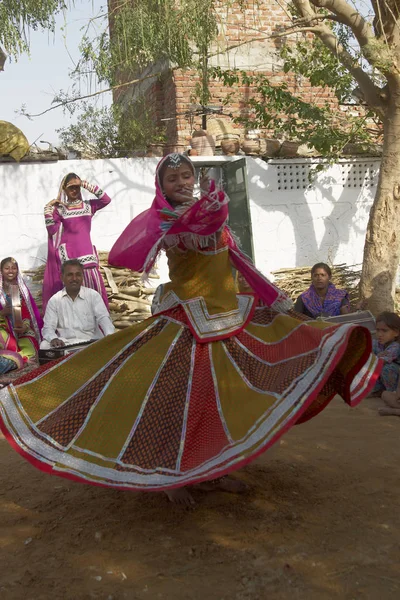 Τζαϊπούρ Ρατζαστάν Ινδία Μάρτιος 2009 Φυλετικές Χορευτές Πολύχρωμα Κοστούμια Εκτελεί — Φωτογραφία Αρχείου