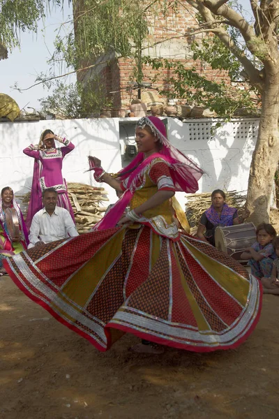 Jaipur Rajasthan Índia Março 2009 Dançarinos Tribais Trajes Coloridos Realizando — Fotografia de Stock