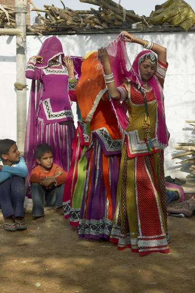 印度拉贾斯坦邦斋浦尔 2009年3月9日 部落舞者身着五颜六色的服装 在印度拉贾斯坦邦斋浦尔的家乡社区外表演传统舞蹈 — 图库照片