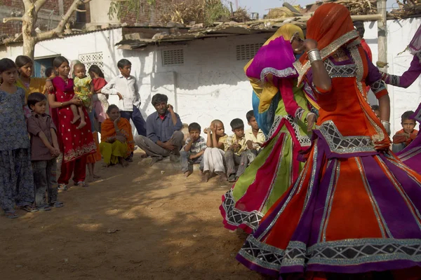 Džajpur Rádžasthán Indie Březen 2009 Tribal Tanečnice Barevných Kostýmech Hrajeme — Stock fotografie