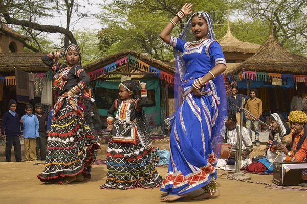 Sarujkund Haryana India Februari 2009 Kalbelia Dansers Sierlijke Kostuums Afgezet Stockfoto