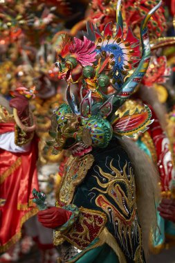 ORURO, BOLIVIA - 25 Şubat 2017: Süslü kostümlü Diablada dansçıları, Bolivya 'nın Altiplano şehrinde her yıl düzenlenen karnaval sırasında Oruro madencilik şehrinde geçit töreni yapıyorlar..