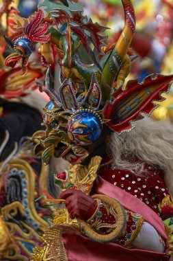 ORURO, BOLIVIA - 25 Şubat 2017: Süslü kostümlü Diablada dansçıları, Bolivya 'nın Altiplano şehrinde her yıl düzenlenen karnaval sırasında Oruro madencilik şehrinde geçit töreni yapıyorlar..