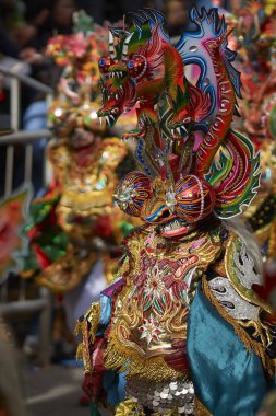 ORURO, BOLIVIA - 25 Şubat 2017: Süslü kostümlü Diablada dansçıları, Bolivya 'nın Altiplano şehrinde her yıl düzenlenen karnaval sırasında Oruro madencilik şehrinde geçit töreni yapıyorlar..