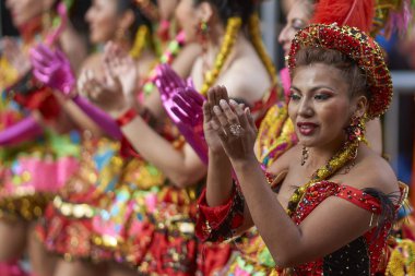 : Oruro, Bolivia - 25 Şubat 2017: Süslü kostümleri Oruro incelemesi şehir Bolivya Altiplano yıllık Karnaval sırasında parading Morenada dansçılar.