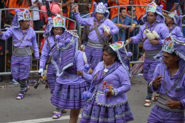 ORURO, BOLIVIA - 25 Şubat 2017: Süslü kostümlü Llamerada dansçıları, her yıl düzenlenen Bolivya karnavalı sırasında madencilik kenti Oruro 'da gösteri yaparken.