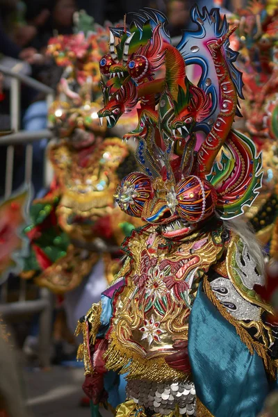 Oruro Bolívia Fevereiro 2017 Dançarinos Diablada Trajes Ornamentados Desfilam Pela — Fotografia de Stock