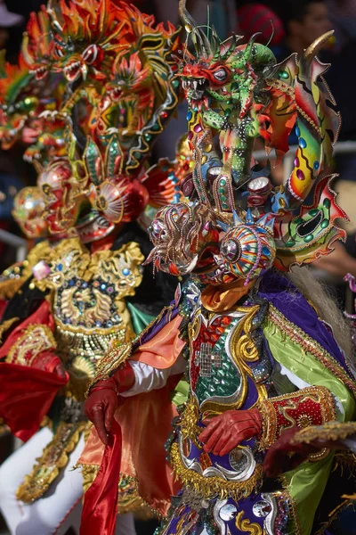 ORURO, BOLIVIA - 25 Şubat 2017: Süslü kostümlü Diablada dansçıları, Bolivya 'nın Altiplano şehrinde her yıl düzenlenen karnaval sırasında Oruro madencilik şehrinde geçit töreni yapıyorlar..