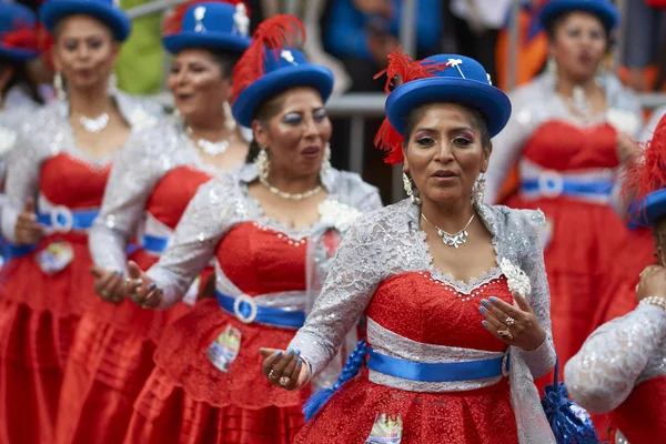 Oruro Bolívia Fevereiro 2017 Dançarinas Morenadas Trajes Ornamentados Desfilando Pela — Fotografia de Stock